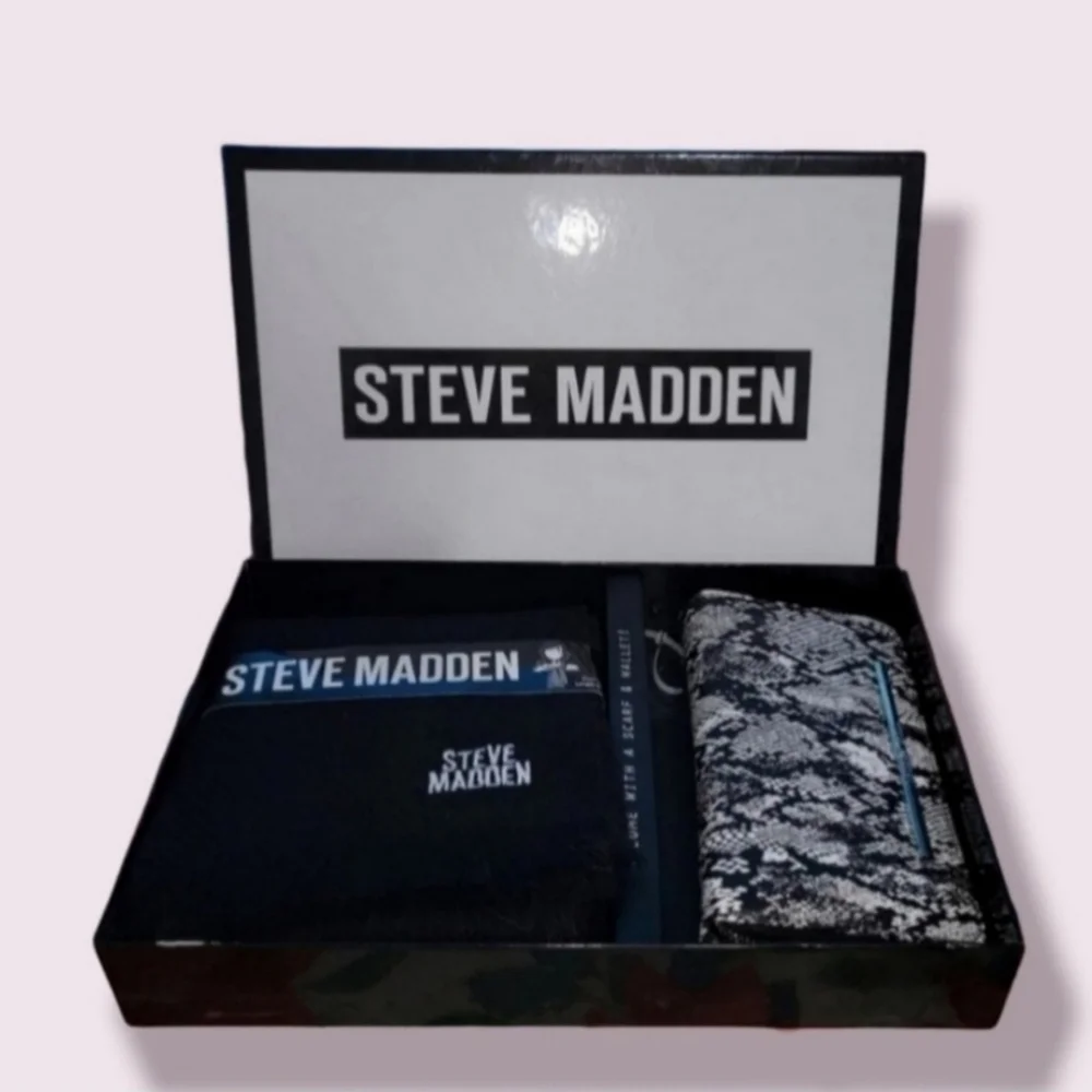 Steve Madden Wristlet & Scarf Boxed Gift Set (NEW)